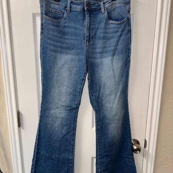 Kut from the Kloth Medium Wash Flare Jeans - Picture 1 of 3